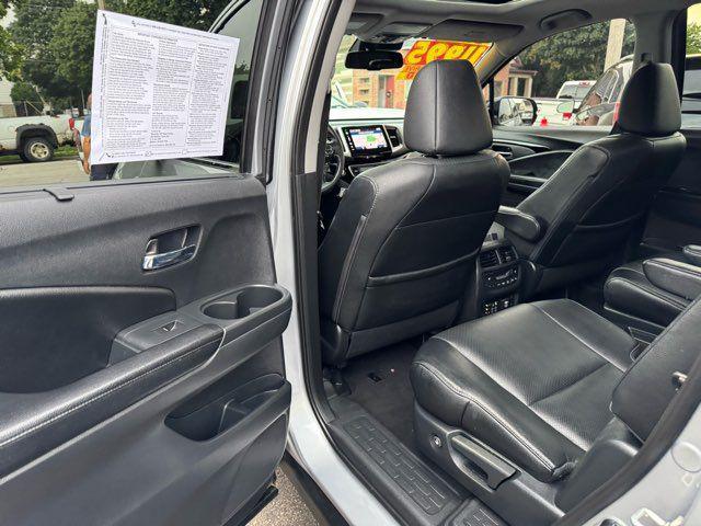 Photo of 2016 Silver Honda Pilot