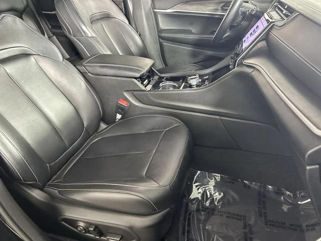 Photo of 2022 Diamond Black Crystal Pearlcoat Jeep Grand Cherokee