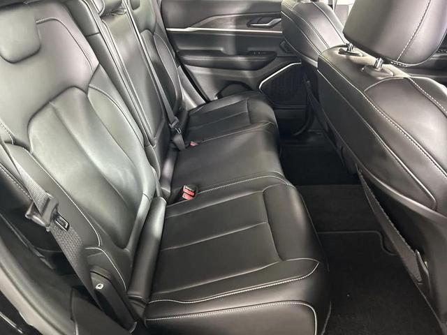 Photo of 2022 Diamond Black Crystal Pearlcoat Jeep Grand Cherokee