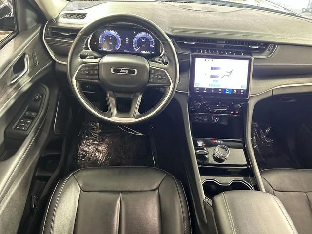 Photo of 2022 Diamond Black Crystal Pearlcoat Jeep Grand Cherokee