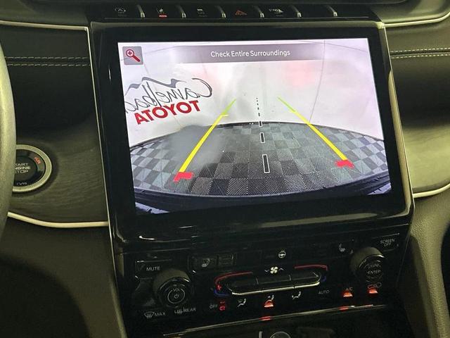 Photo of 2022 Diamond Black Crystal Pearlcoat Jeep Grand Cherokee