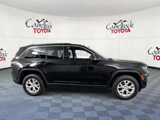 Photo of 2022 Diamond Black Crystal Pearlcoat Jeep Grand Cherokee