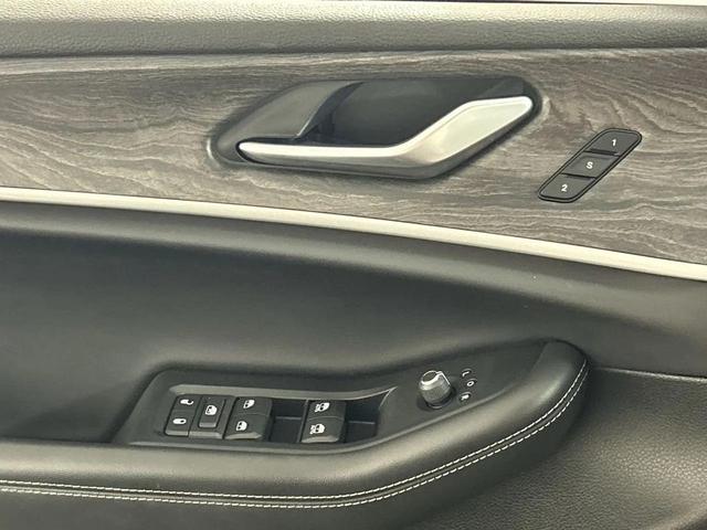 Photo of 2022 Diamond Black Crystal Pearlcoat Jeep Grand Cherokee