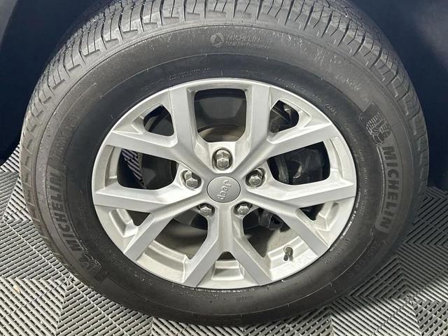 Photo of 2022 Diamond Black Crystal Pearlcoat Jeep Grand Cherokee