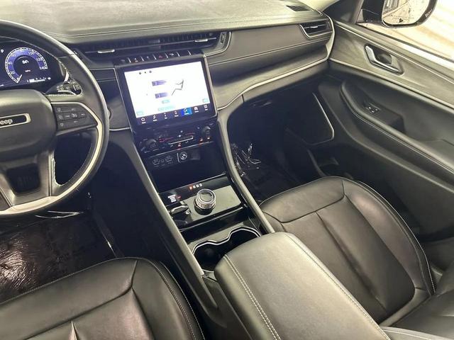Photo of 2022 Diamond Black Crystal Pearlcoat Jeep Grand Cherokee