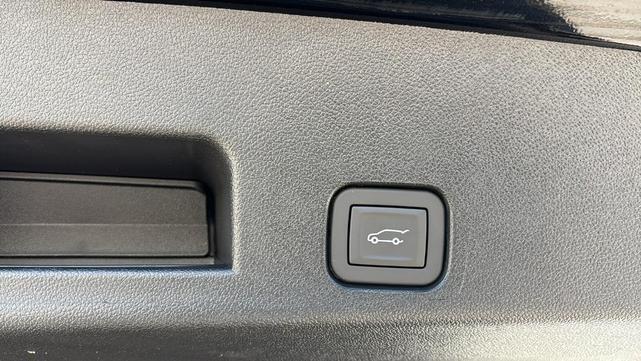 Photo of 2025 Mosaic Black Metallic Chevrolet Traverse