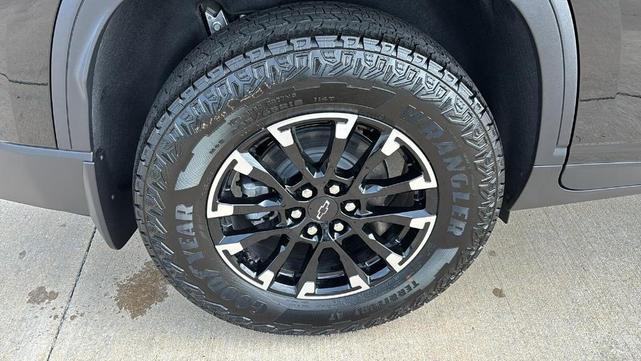 Photo of 2025 Mosaic Black Metallic Chevrolet Traverse