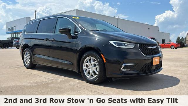 Photo of 2023 Brilliant Black Crystal Pearlcoat Chrysler Pacifica