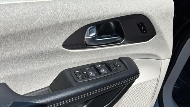 Photo of 2023 Brilliant Black Crystal Pearlcoat Chrysler Pacifica