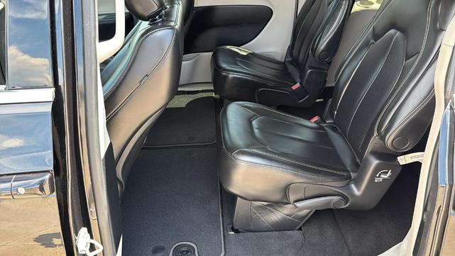 Photo of 2023 Brilliant Black Crystal Pearlcoat Chrysler Pacifica