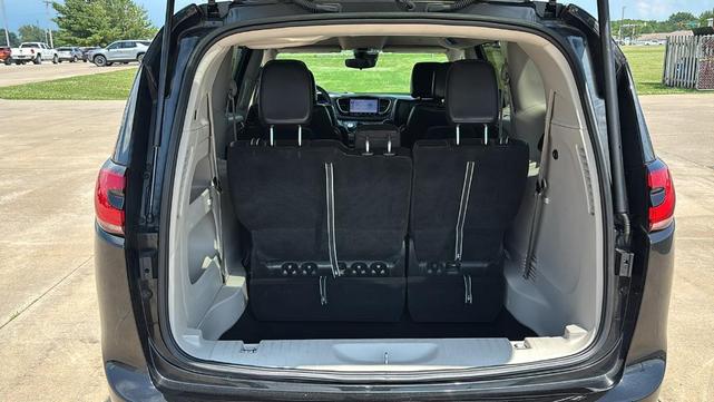Photo of 2023 Brilliant Black Crystal Pearlcoat Chrysler Pacifica