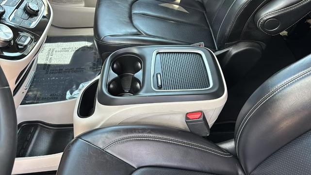 Photo of 2023 Brilliant Black Crystal Pearlcoat Chrysler Pacifica