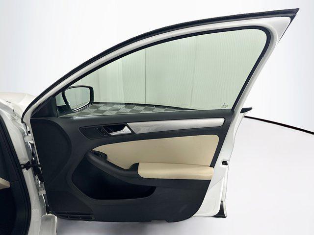 Photo of 2017 Pure White Volkswagen Jetta