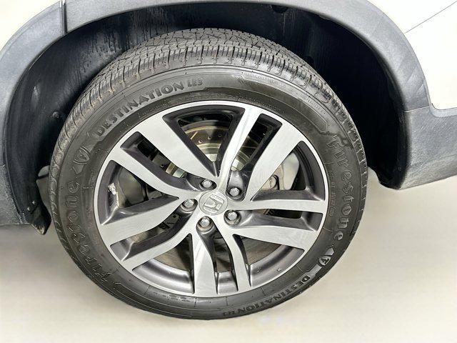 Photo of 2016 White Diamond Pearl Honda Pilot