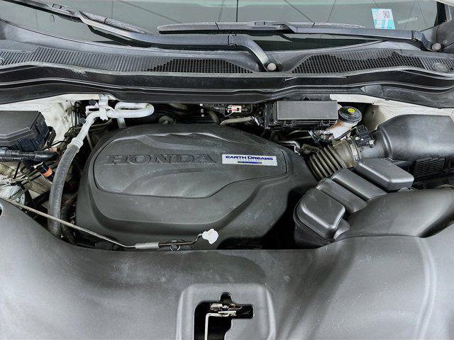 Photo of 2016 White Diamond Pearl Honda Pilot
