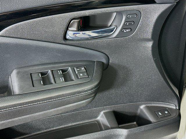Photo of 2016 White Diamond Pearl Honda Pilot
