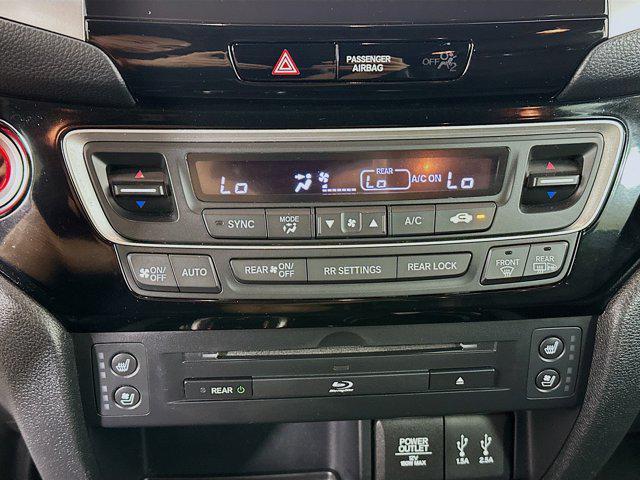 Photo of 2016 White Diamond Pearl Honda Pilot