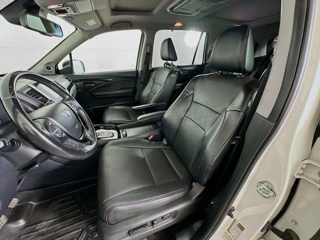 Photo of 2016 White Diamond Pearl Honda Pilot