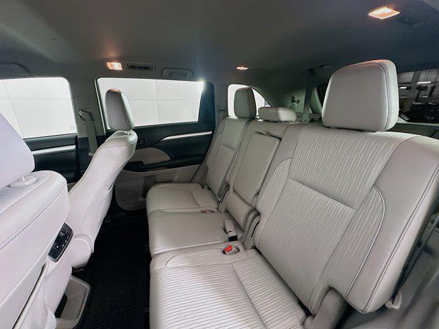 Photo of 2017 Celestial Silver Metallic Toyota Highlander