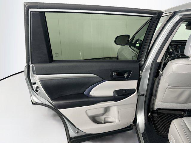 Photo of 2017 Celestial Silver Metallic Toyota Highlander