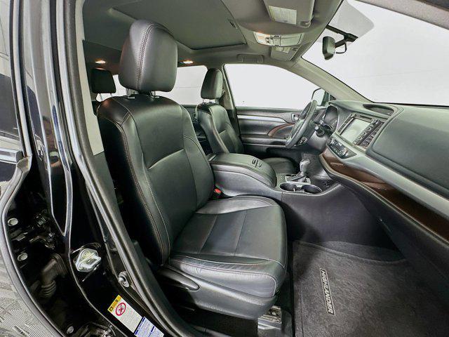 Photo of 2015 Attitude Black Metallic Toyota Highlander