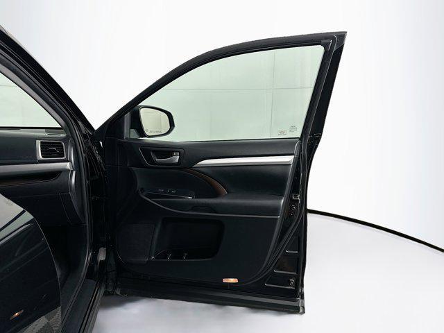 Photo of 2015 Attitude Black Metallic Toyota Highlander