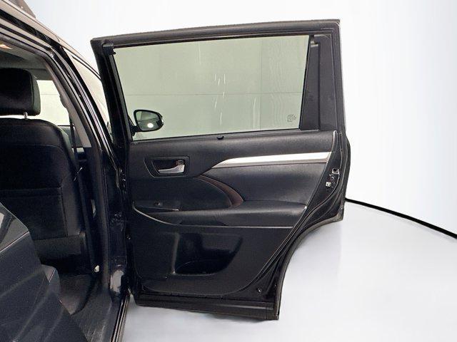 Photo of 2015 Attitude Black Metallic Toyota Highlander