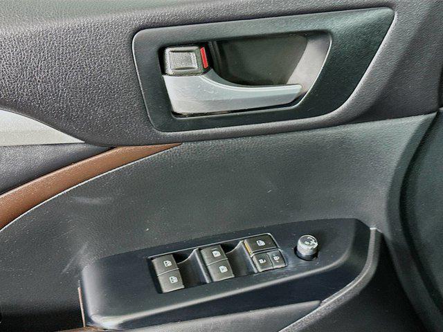 Photo of 2015 Attitude Black Metallic Toyota Highlander