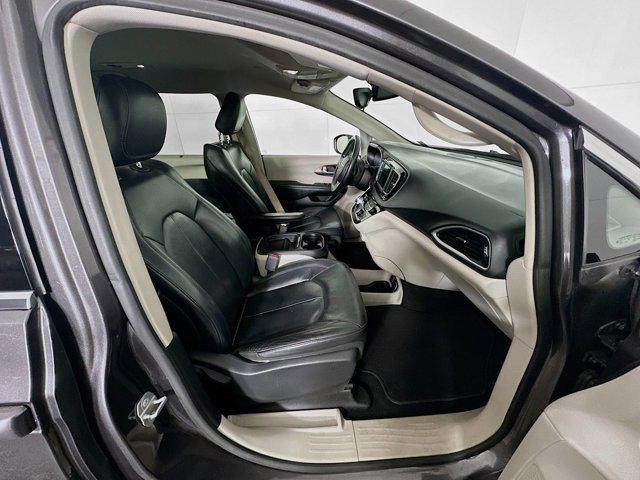 Photo of 2018 Granite Crystal Metallic Clearcoat Chrysler Pacifica