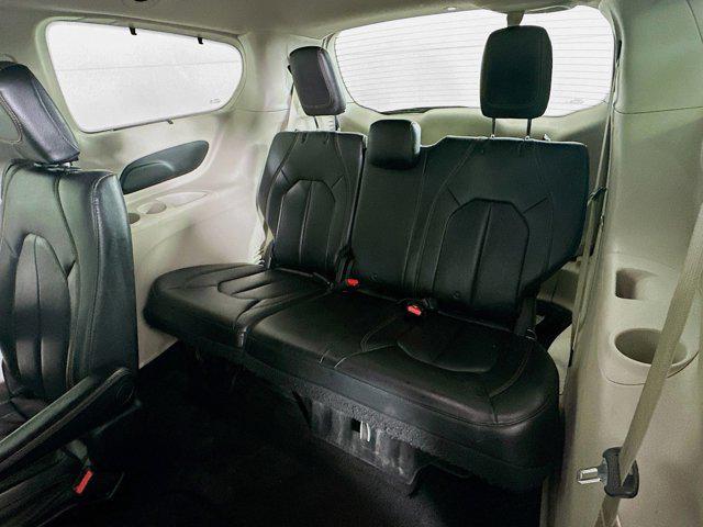 Photo of 2018 Granite Crystal Metallic Clearcoat Chrysler Pacifica