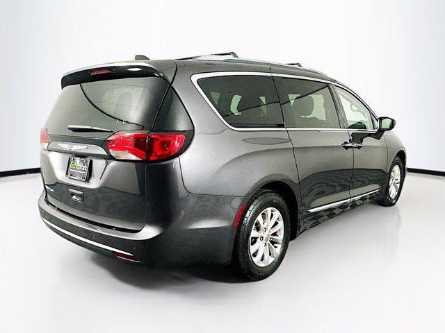 Photo of 2018 Granite Crystal Metallic Clearcoat Chrysler Pacifica