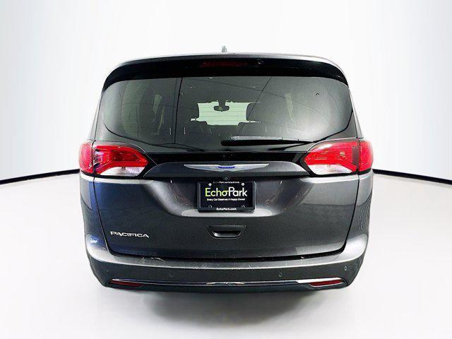 Photo of 2018 Granite Crystal Metallic Clearcoat Chrysler Pacifica