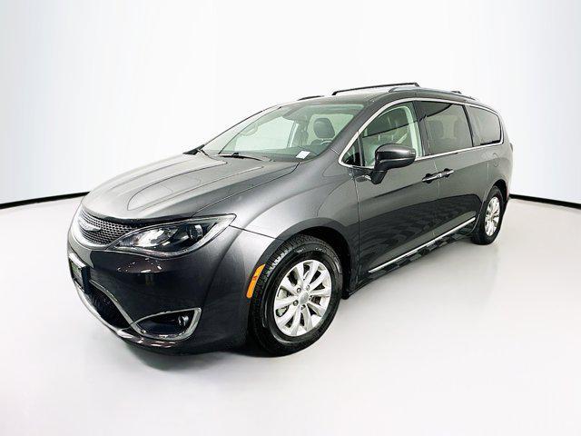 Photo of 2018 Granite Crystal Metallic Clearcoat Chrysler Pacifica