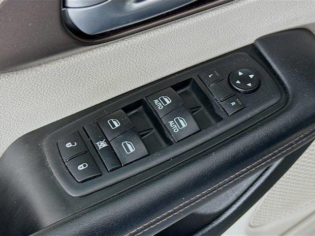 Photo of 2018 Granite Crystal Metallic Clearcoat Chrysler Pacifica