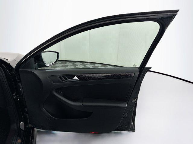 Photo of 2018 Deep Black Pearl Metallic Volkswagen Jetta