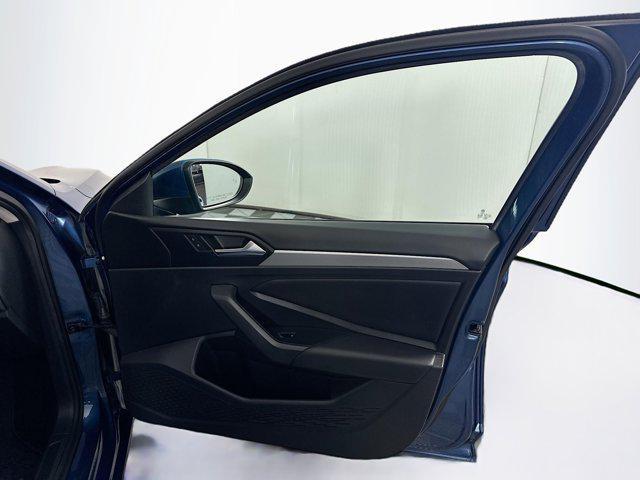 Photo of 2019 Blue Silk Metallic Volkswagen Jetta