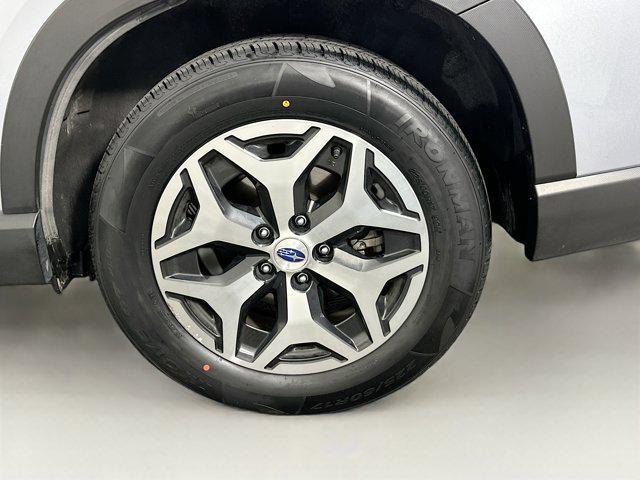 Photo of 2023 Ice Silver Metallic Subaru Forester