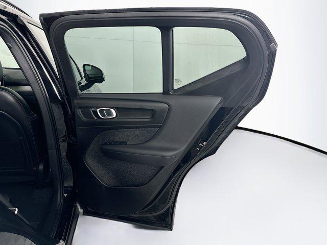 Photo of 2025 Onyx Black Metallic Volvo XC40