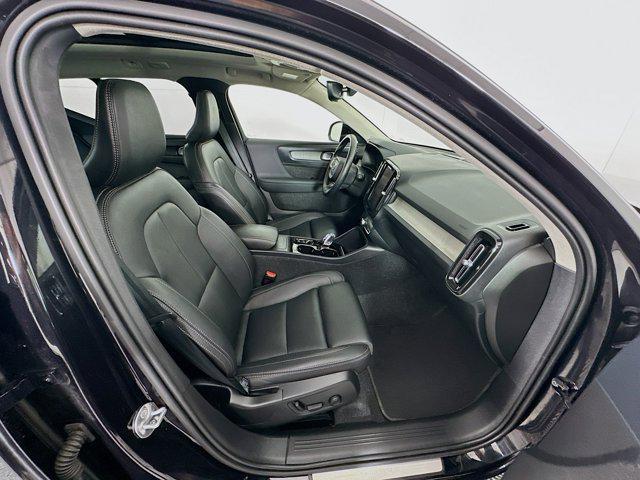 Photo of 2025 Onyx Black Metallic Volvo XC40