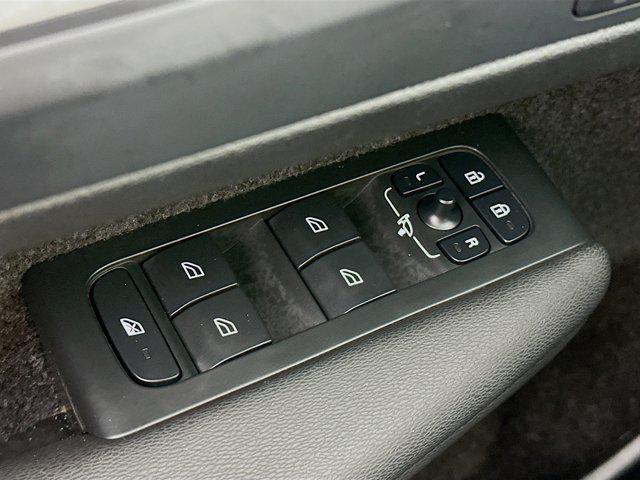 Photo of 2025 Onyx Black Metallic Volvo XC40