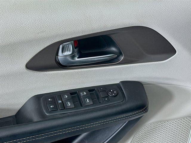 Photo of 2020 Bright White Clearcoat Chrysler Voyager