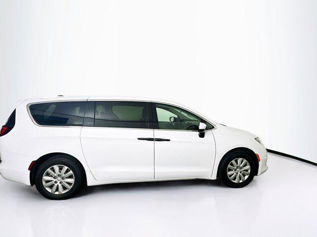 Photo of 2020 Bright White Clearcoat Chrysler Voyager