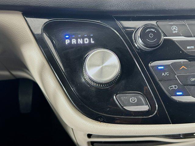 Photo of 2020 Bright White Clearcoat Chrysler Voyager