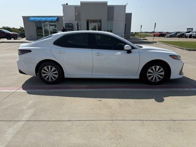 Photo of 2022 White Toyota Camry Hybrid