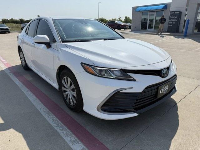 Photo of 2022 White Toyota Camry Hybrid