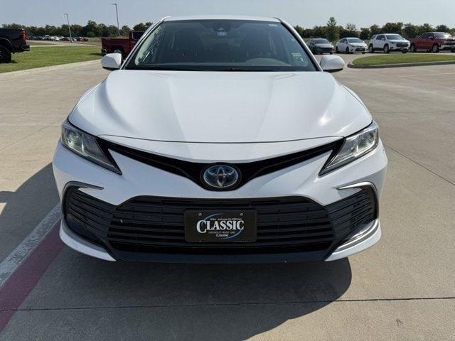 Photo of 2022 White Toyota Camry Hybrid
