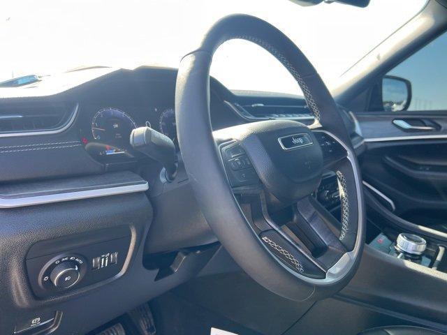 Photo of 2025 Silver Jeep Grand Cherokee L