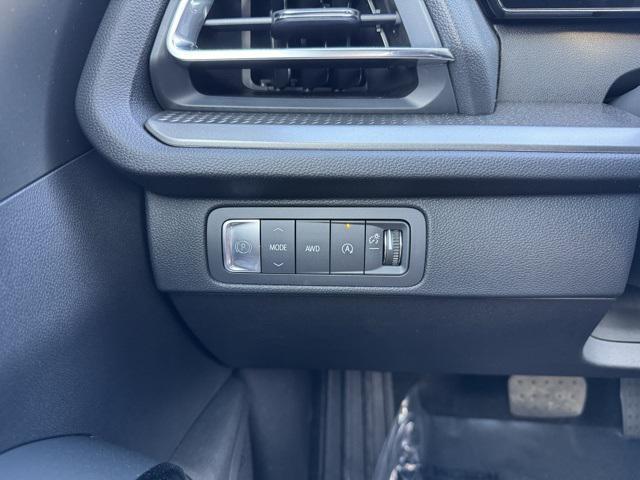 Photo of 2025 Summit White Chevrolet Traverse
