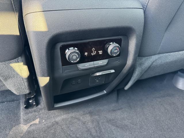 Photo of 2025 Summit White Chevrolet Traverse