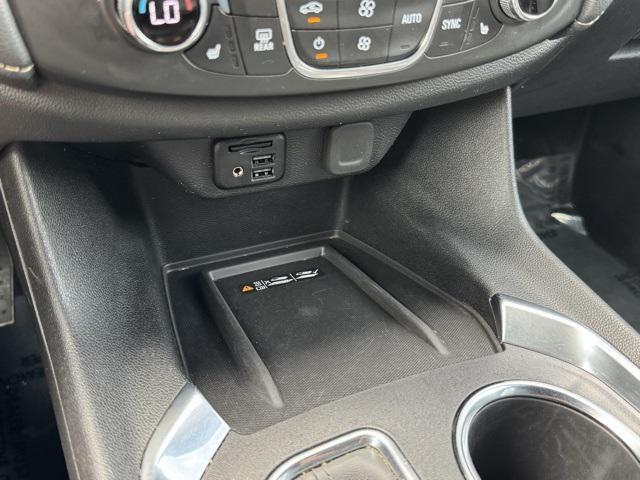 Photo of 2023 Summit White Chevrolet Traverse
